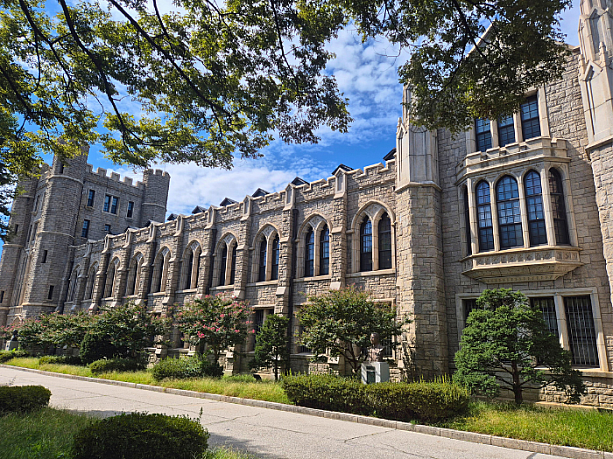中央図書館（大学院）。1937年竣工。書庫、閲覧室及び教授研究室などで使用されています。