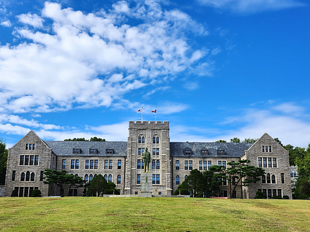 高麗大学の本館。1934年竣工。当時は講義室として使用されていました。現在は、総長室や行政業務を総括する場所として使用されています。
