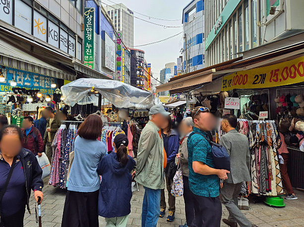 生憎のぐずついたお天気でも結構な人だかりが。外国の方が多めでした。