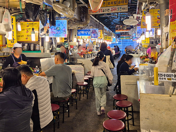 カルグクスコルモク（温かい麺横丁）。こちらも両側にカルグクス専門店が軒を連ねています。
