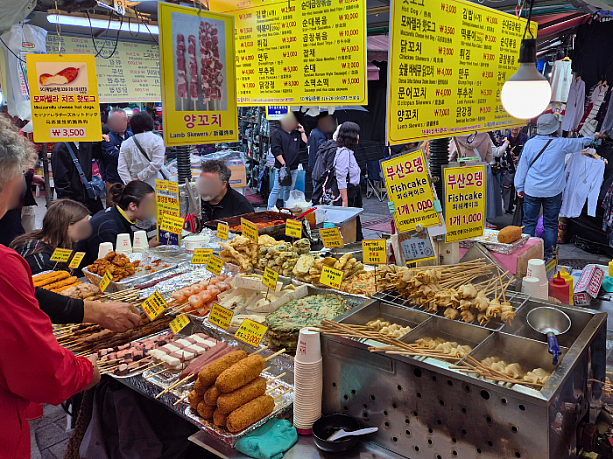 屋台には、おでん、チヂミ、韓国風天ぷら、韓国風鶏唐揚げ、トッポギなどなどが。外国の方がわかるようにメニューには英語、中国語、日本語などの外国語表記もありました。