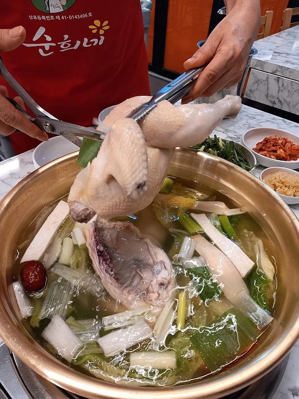 ちなみに、ご存じの方も多いと思いますが、タッハンマリ（鶏一羽）とは、鶏を丸ごと一羽煮た鍋のこと~。煮る前に豪快にカットしてくれます＾＾