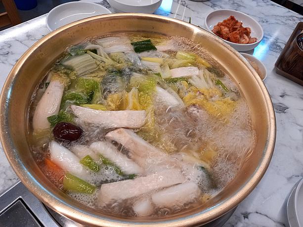 最初に浮き上がってきた円筒餅をまず食べて、お肉はそのあと。