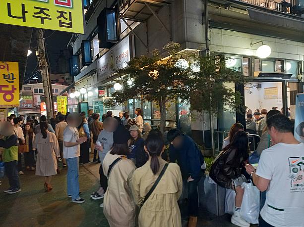 こちら、タッハンマリのお店が軒を連ねる「東大門タッカンマリ通り」~。スゴイ賑わっています~＾＾