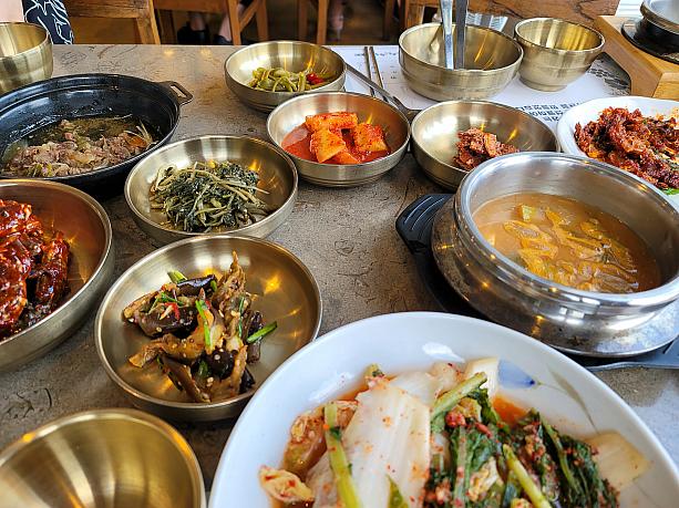 熱々のご飯の釜飯とテンジャンチゲ、ヤムニョンケジャン、さらに副菜もいくつか出て来ました～