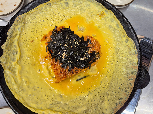 シメは、炒飯（ポックムパブ）で。店員さんがハート形にしてくれます。