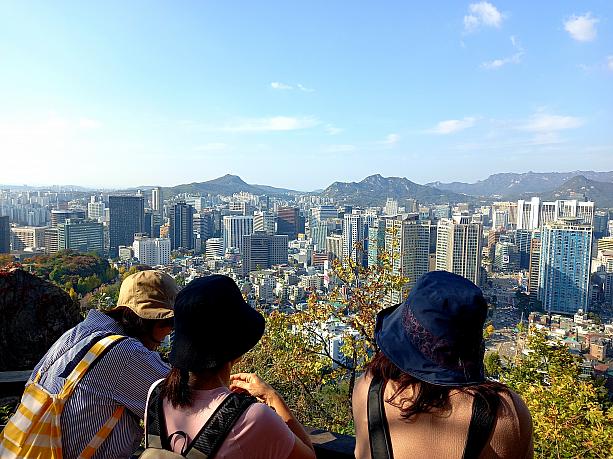南山の登山路にはところどころ、こんなデッキがあって一休みできるんですョ！