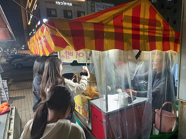 毎年、秋ごろに登場するインオパン（韓国のたい焼き）の屋台が今年も登場~！早くも人気です~＾＾