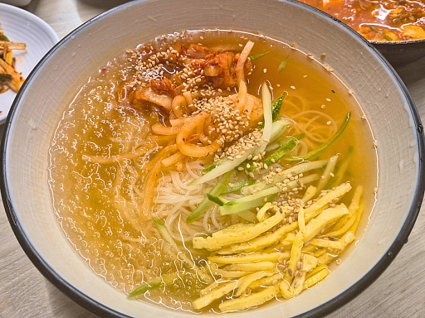 さらに追加のシメでククス（そうめん）も頼んでお腹いっぱい！