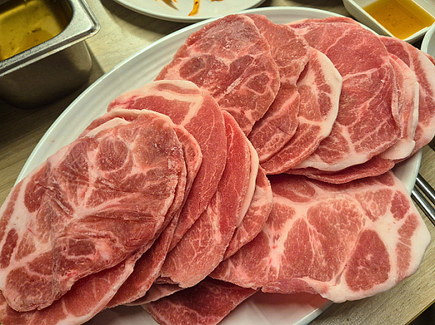 追加でモクサル（肩ロース）も注文。こちらも堂々の冷凍でカチコチでした。