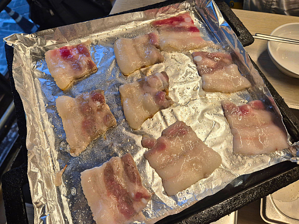 鉄板にアルミホイルが敷かれておりその上でお肉を焼いていきます。薄いため焼き始めてからすぐに焼きあがるのでサクサクと速いペースで食べれます。