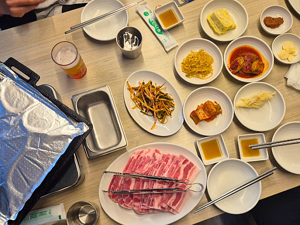 冷凍サムギョプサル（国内産）を注文するとおいしいパンチャン（おかず）も一緒に出てきます。