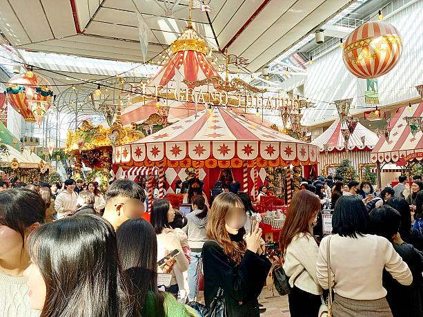 テント型のブースがいくつかあって、写真を撮ったり、お店でショッピングしたり。