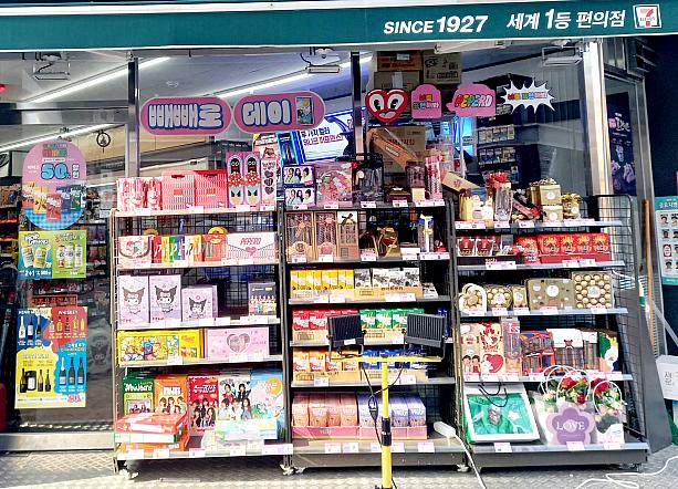 街にのコンビニやファンシーショップなどでは、こんなラックが並んでいます~！