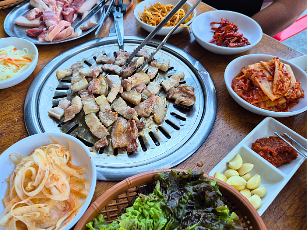 メニューは「智異山（チリサン）土種の豚肉」を注文。豚肉もさることながら、お店で直接作ったであろうキムチを始めとするパンチャン類（おかず）もおいしくて、豚肉の魅力をさらに引き立ててくれます。