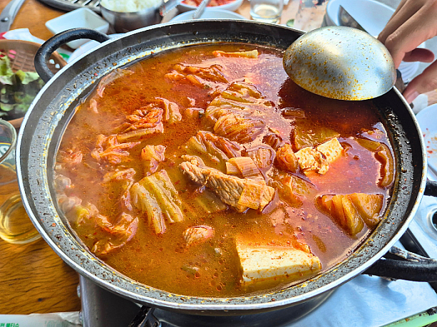 シメはキムチチゲを選択。熟成したキムチと豚肉の旨味が絶妙にコラボしあった深みのあるチゲのおかげでごはんがどんどん進み、、あっという間に完食！