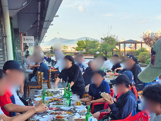 店内にも、もちろんテーブルはありますが、、天気がよければ屋外での食事をお勧めします。
（天気が良い日には、ここ江南（カンナム）の地からなんと南山ソウルタワーが見れちゃいます。）