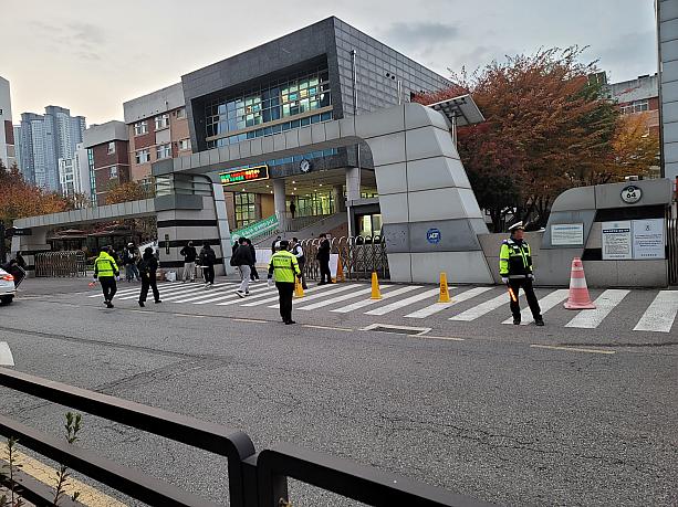 学校前では自家用車で来る学生のために学校前が渋滞しないように警察官が整理中～