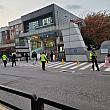 学校前では自家用車で来る学生のために学校前が渋滞しないように警察官が整理中～