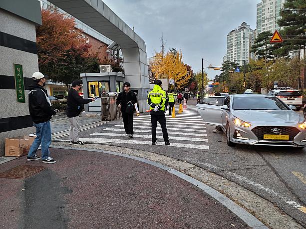 反対車線に降りた学生は安全に道路を渡って来れるように案内してくれたりしてました～