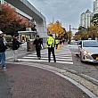 反対車線に降りた学生は安全に道路を渡って来れるように案内してくれたりしてました～