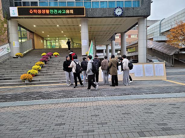 試験会場の入り口で自分の席を確認して入ります～