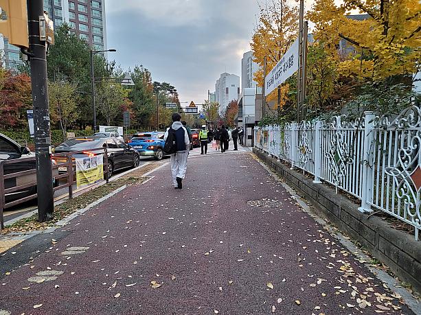 午前８時１０分までに入室なので、それに合わせて続々と受験生たちが集まって来ます。スヌンの日は寒くなると言いますが、今年は寒くないスヌンです。