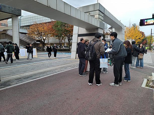 校門前には、応援のために、一緒に来たり、かけつけた人々がいました～