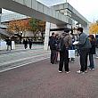 校門前には、応援のために、一緒に来たり、かけつけた人々がいました～