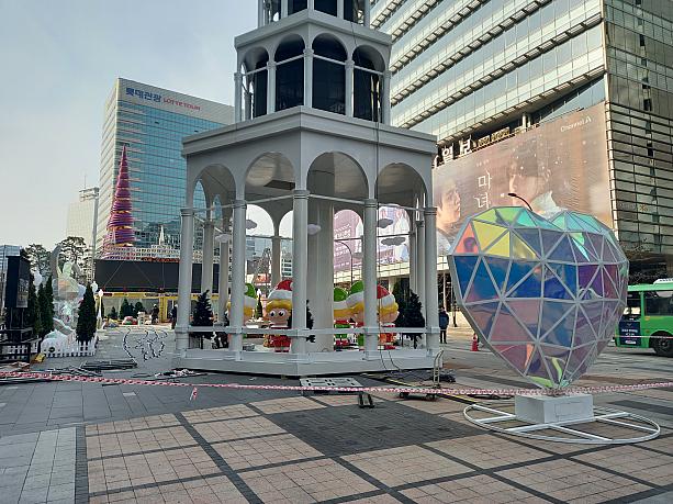 清渓川の方に行くと、12/13日から開催予定のソウルランタンフェスティバルの準備の真っ最中~。