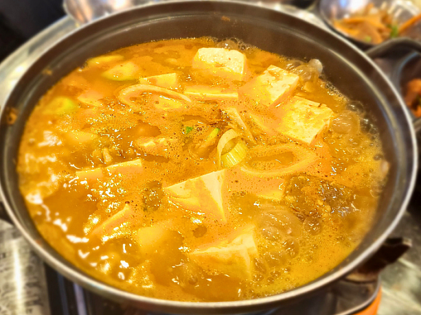 焼肉屋さんではシメのメニューの１つである「チョングクチャン（韓国式納豆鍋）」。