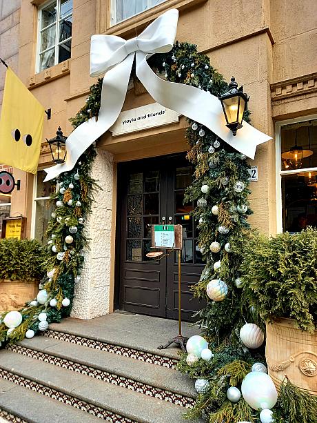 狎鴎亭のロデオ通りでカフェ巡り~＾＾どこもクリスマスデコレーションで年末の雰囲気です！<br>ここは最近よく見かけるリボンデコ＾＾