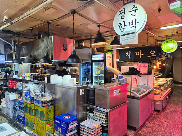 商店街の中にはハンバーグ屋さんも。