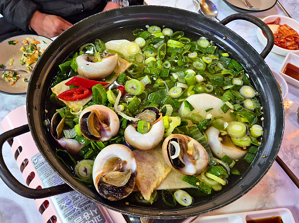 「丸ごとつぶ貝のピリ辛鍋」。