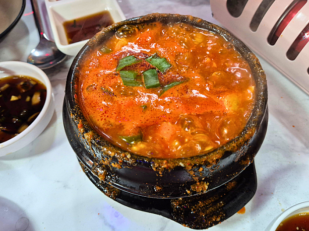 サービスでついてきたスンドゥブチゲ。赤いビジュアルが食欲をそそります。