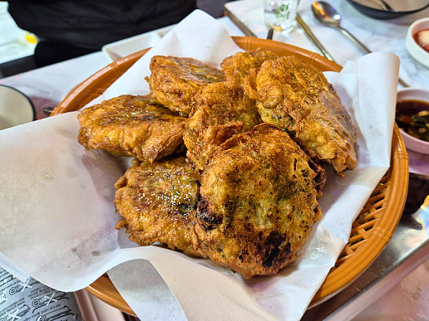 肉厚トングランテン（豚肉と豆腐、野菜をみじん切りにしたものをハンバーグのような形にして卵でコーティングして焼いたチヂミ）を注文。