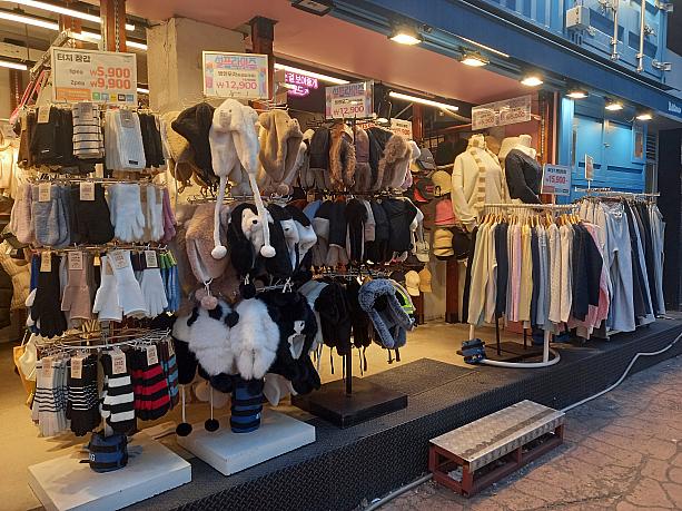 街の洋服屋さんもあったかマフラーや帽子、手袋が~。