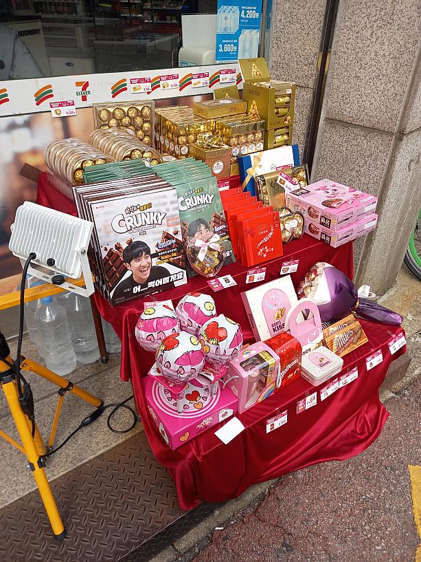 2月に入ると、街のファンシーショップやコンビニの店頭には、特設の商品ラックが登場します~。