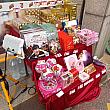 2月に入ると、街のファンシーショップやコンビニの店頭には、特設の商品ラックが登場します~。