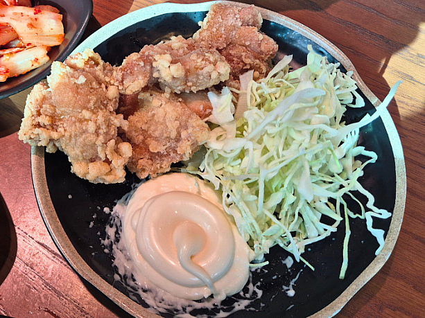 サイドメニューの鶏唐揚げも注文。醤油ベースの薄い衣が日本ぽくっておいしかったです。