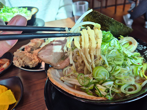 ドラゴン麺がスープとよくからみ、食感も楽しめました。