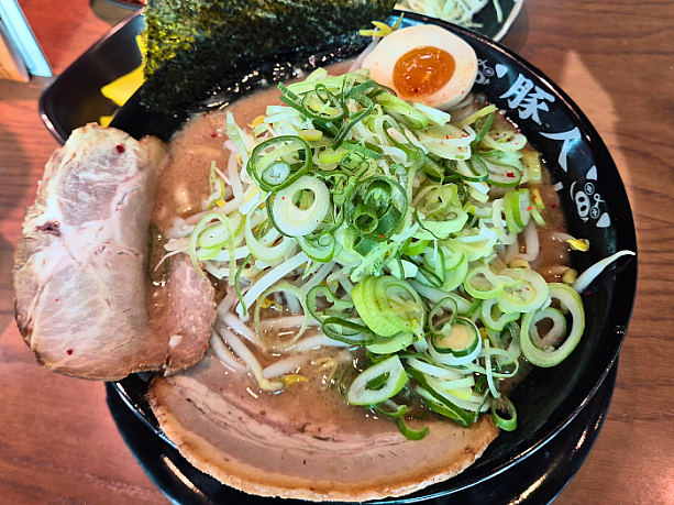 「とこ豚骨ラーメン」。ネギ、もやし、にんにくは無料で大盛にできます。