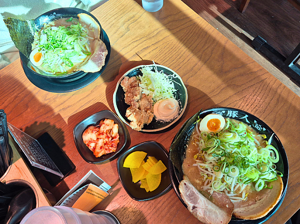 やはり韓国なので箸休めのおかずはキムチで。　ラーメン、鶏唐揚げ共々おいしくいただいてきました。