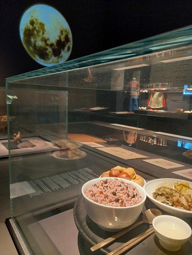 帰りに、市場でもナムルセットや五穀ご飯が売っていたのでさっそく買って、今晩ナビはおうちで五穀ごはんのナムルビビンバです＾＾