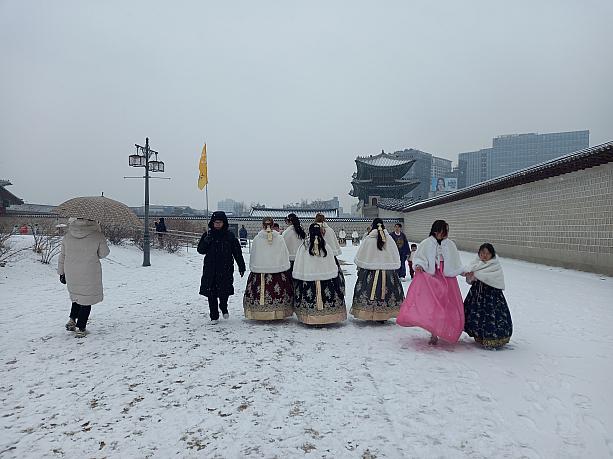 冬の韓服さんぽ~。景福宮を見学しながら、雪の積もる古宮をバックに、韓服を着て記念写真を撮るのもまた格別＾＾