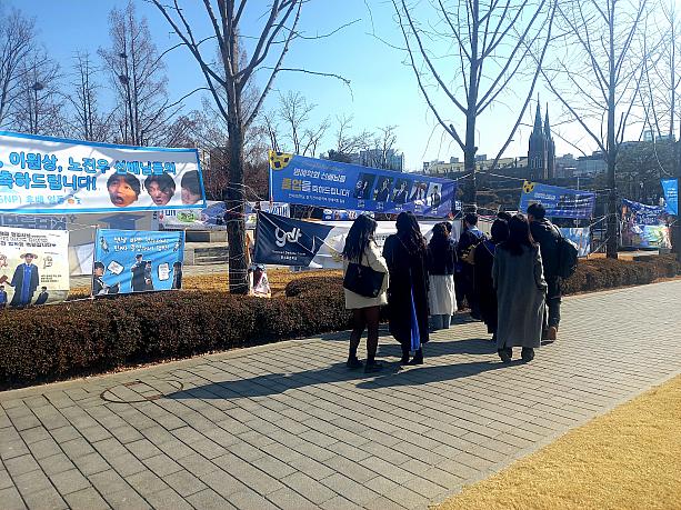 韓国の有名私大の一つである延世大学では、２月に入って、こんな先輩の卒業を祝う垂れ幕が大学中に掛かり始めました~。