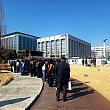 大学のシンボル、トクスリ（鷲）前は人気のフォトスポット！皆さん記念写真を撮ろうと行列ができています。