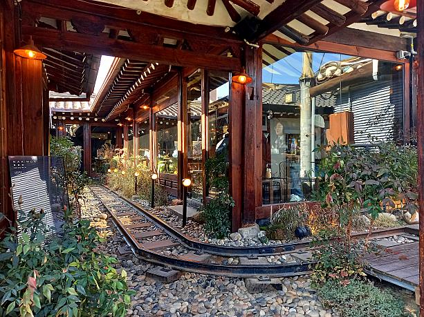 お店に線路が~。さすがに線路だけですが。