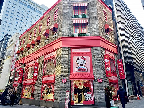 明洞にハローキティのカフェがオープンした！とのことで、ナビもさっそく行ってみました！<br>場所は明洞の繁華街の真ん中、お店が並ぶ通りから一本中に入ったところ＾＾