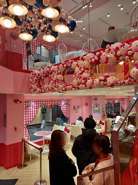 １~２階がカフェ、３階がグッズフロア。朝イチで到着したんですが、カフェ利用の場合はウェイティング登録必須、グッズのみの場合はそのまま３階へ。
